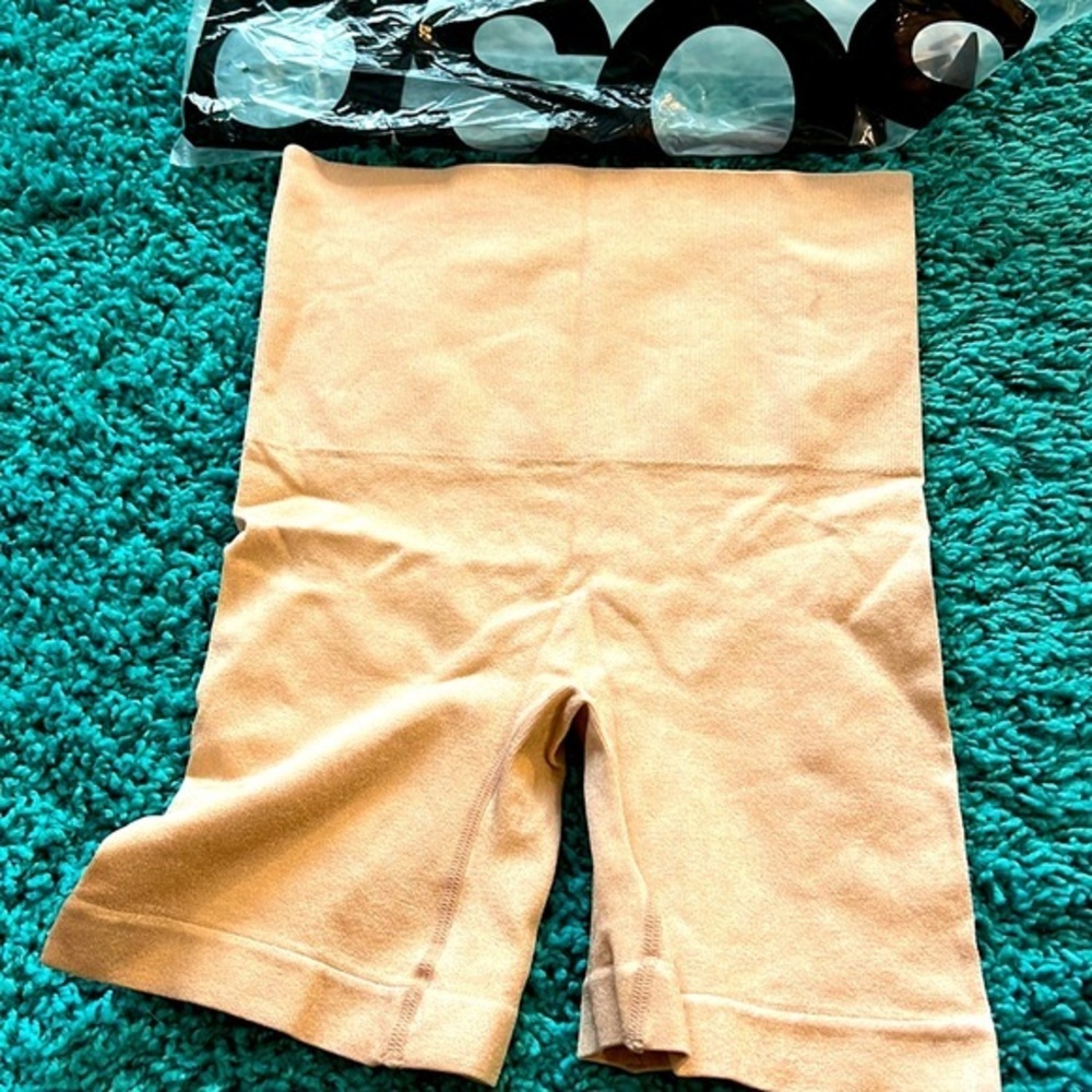 ASOS design shaping high waist shorts, small beige New